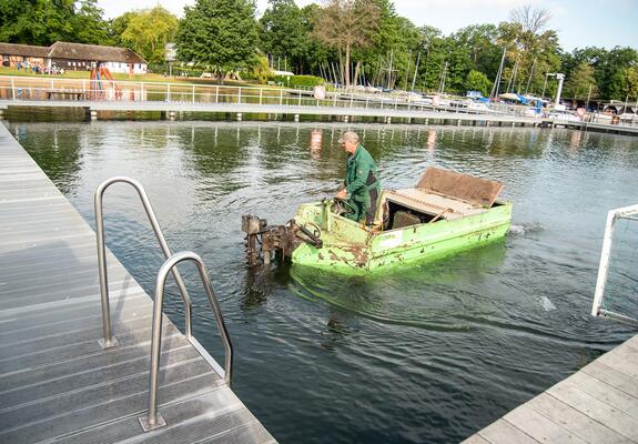 Wer an den beliebten Badestellen der Schweriner Seen zur Erfrischung ins Wasser steigt, möchte möglichst nicht zwischen hochgewachsenen Wasserpflanzen plantschen. Damit das unangenehme Grün keine Chance hat, setzt der SDS Spezialtechnik ein.