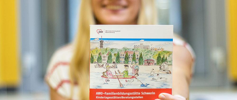 Über 90 Seiten stark ist das neue bunte Kurs-Heft der AWO-Einrichtung. Zu bekommen ist es in Kitas, Arztpraxen oder im Stadthaus.