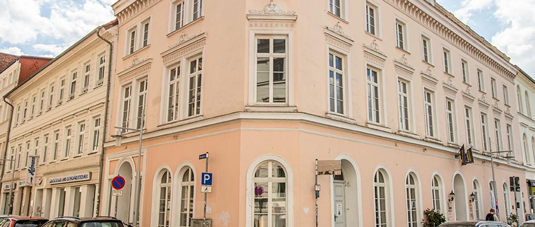 Am Südufer des Pfaffenteichs liegt das höchst repräsentative Kommandantenhaus. Der ehemalige Dienst- und Wohnsitz des Kommandanten des Grenadier-Garde-Bataillons besticht mit seiner eleganten ausgewiesenen Schlichtheit.