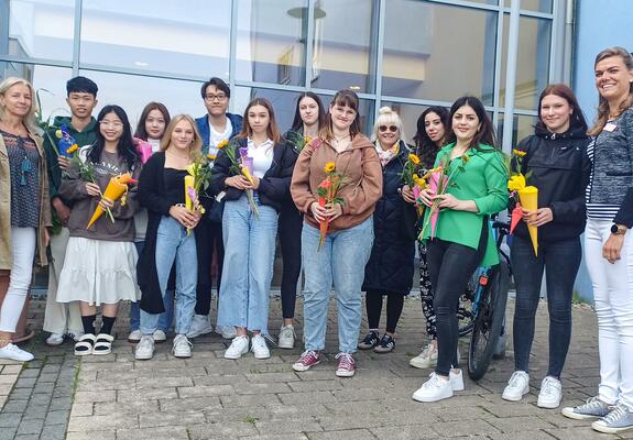 Mit einer launigen Outdoor-Veranstaltung begrüßte der Wohnpark Zippendorf 15 neue Pflege-Azubis und zwei Köche in spe.