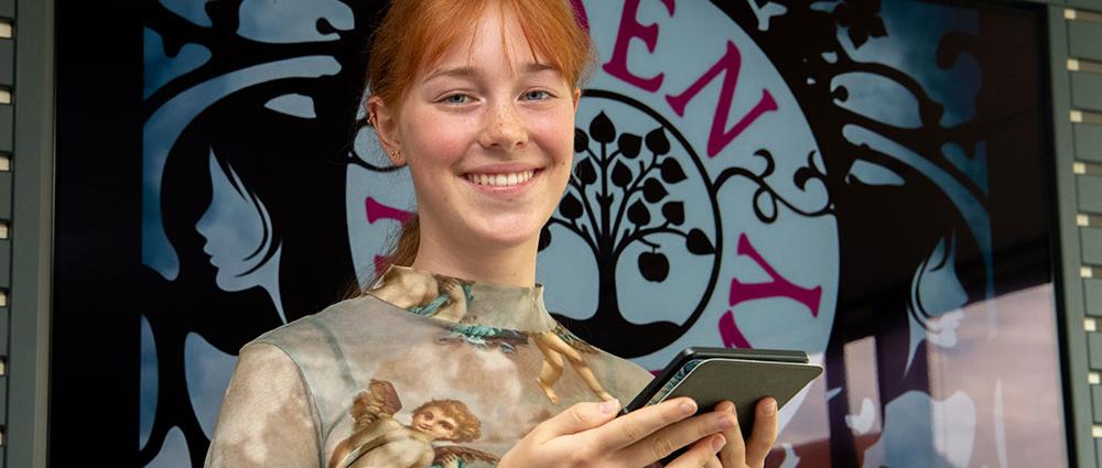 Wie mag es wohl sein, wenn wir von der Technik auf Schritt und Tritt überwacht werden? Für Rory ist das Alltag. Sie wurde überraschenderweise an der Eden Academy angenommen, eine der modernsten Schulen für die Elite des Landes