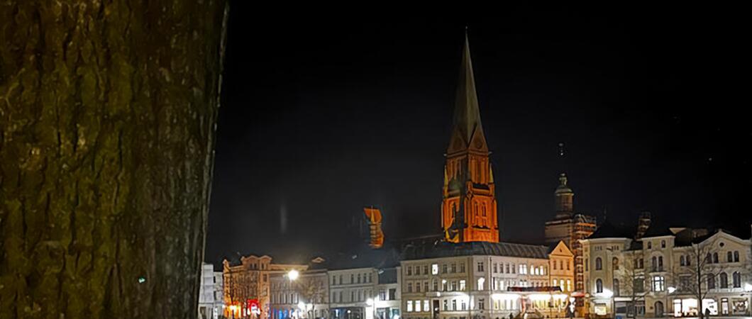 Fast ein Jahr lang stand eines der Schweriner Wahrzeichen nachts im Dunkeln.