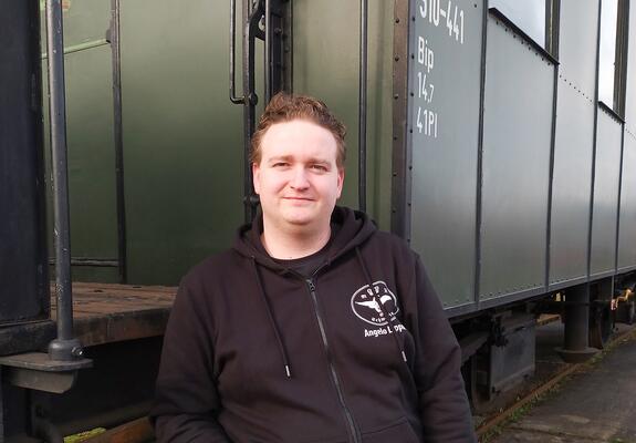 Die Mecklenburgischen Eisenbahnfreunde haben mit dem Wiederaufbau des abgebrannten Eisenbahnmuseums alle Hände voll zu tun. Angelo Lippold (Foto) verbringt gerade jede freie Minute damit, die Elektrik im Gebäude wieder in Gang zu bekommen.