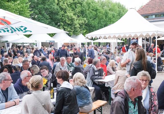 Dem Sommer ein Fest! So heißt es im Juli zum zwölften Mal. Vom 19. bis 21. Juli findet wieder der Schweriner GourmetGarten rund um den Schlossgartenpavillon statt. Drei Tage lang gibt es kulinarische Köstlichkeiten im schönsten Gartenrestaurant der Stadt.