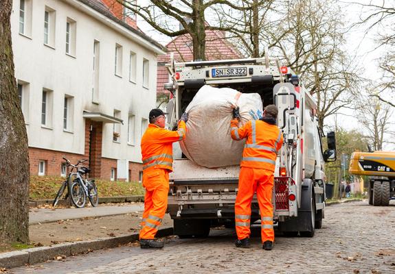 Es ist wieder Herbst und die Bäume werfen ihre Blätter ab. Damit sie nicht die öffentlichen Gehwege und Straßen verunreinigen und vielleicht zur Rutschgefahr werden, haben Mitarbeiter der SAS vor einigen Wochen an Laternen Laubsäcke befestigt.