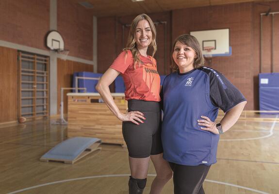 Denise Schindler (l.), Radprofi Team D Paralympics, und Stefanie Lindner (r.), Erlebte Inklusive Sportschule