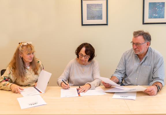 Dr. Barbara Dieckmann (r.) unterschreibt mit Kollegin Dr. phil. habil Yvonne Adler (l.) neue Bachelor-Urkunden