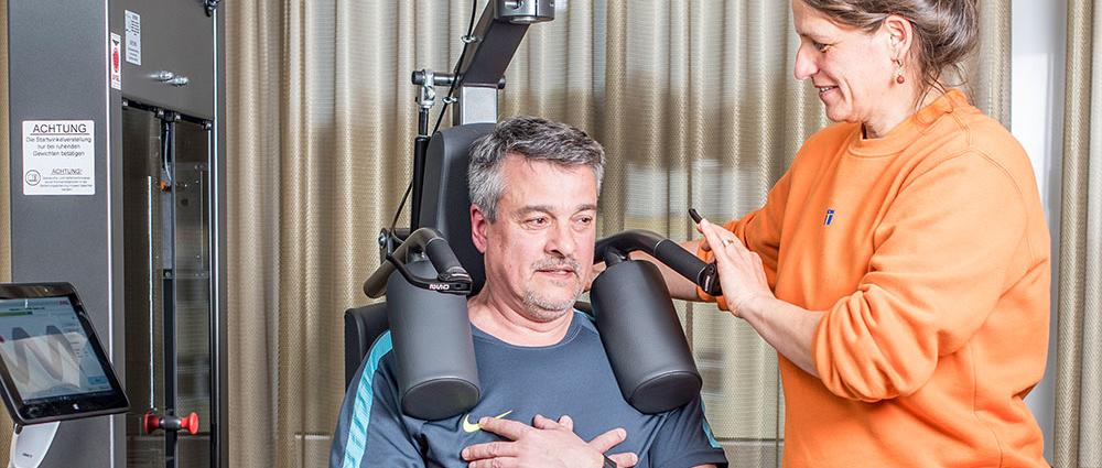 Birgit Engels (r.) gibt ihren Patienten Hilfestellung beim Training