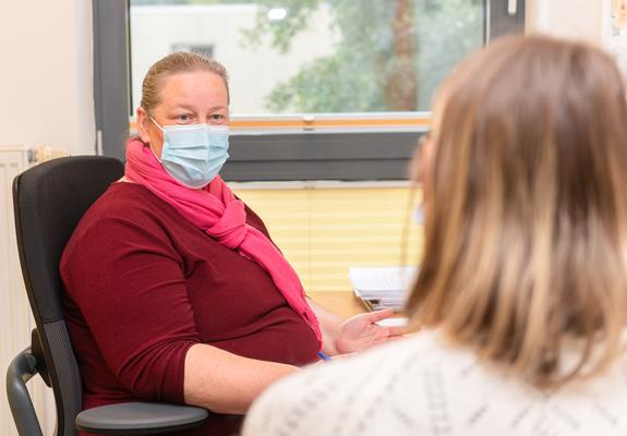 Die Reha ist nicht selten der übliche Weg, wenn es darum geht, nach einem Unfall oder einer OP wieder gesund und arbeitsfähig zu werden. Laut Sozialgesetzbuch dürfen Patienten dann entscheiden, in welcher Einrichtung die Reha erfolgen soll.