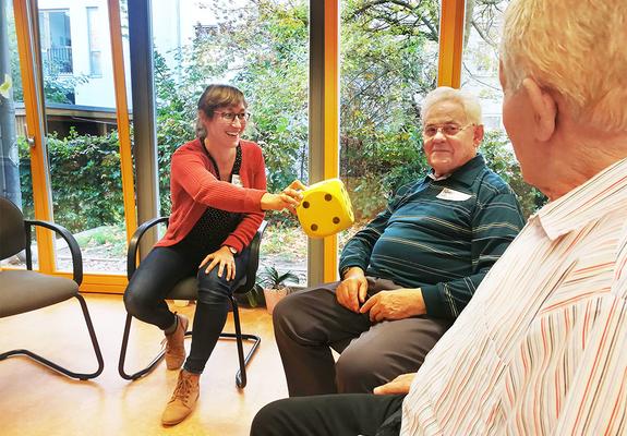 Bei dem Spiel 6-4-2 wird abwechselnd gerätselt, Ball gespielt oder Sport gemacht. Wichtig, um alle Sinne zu aktivieren
