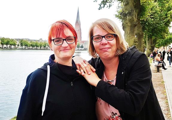 V.l.: Sandra Fahlenberg und Stephanie Meyer sind zwei der berufsbegleitenden Auszubildenden, die im September gestartet sind. Beide waren vorher Pflegehilfskräfte im Netzwerk für Menschen