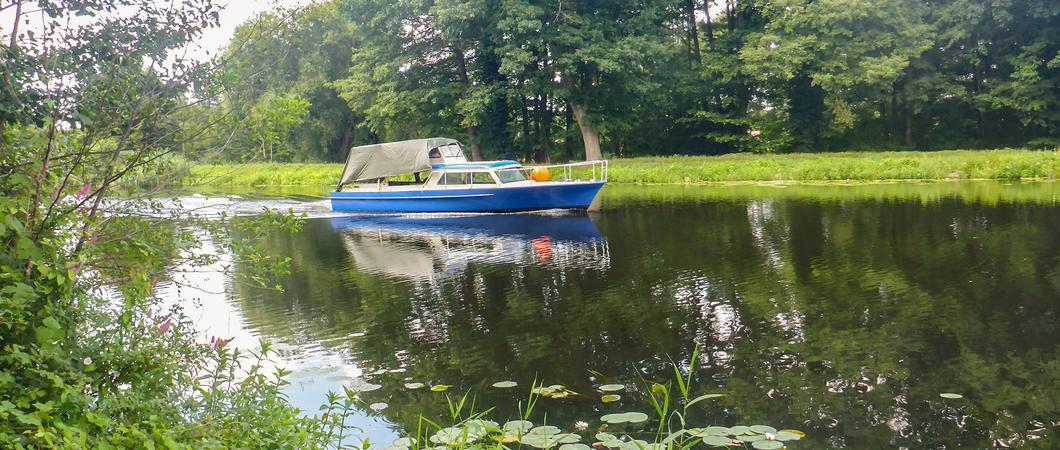 Schon vor dem vergangenen Winter lief die 1967 erbaute „Albatros“ aus dem Oranienburger Hafen aus, um die erste Schleuse in Richtung Schweriner See zu passieren.