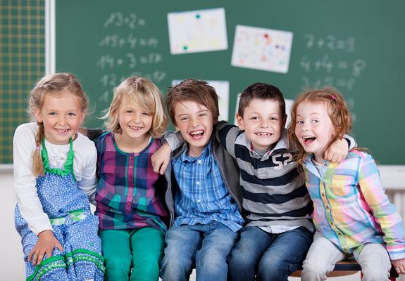 Den Schulstart erwarten die meisten Kinder nach der Kita mit großer Neugier. Was Eltern machen können, um die Kinder in den ersten Wochen in der ungewohnten Umgebung zu unterstützen, erklärt Chefarzt Dr. Christian Haase aus den Helios Kliniken Schwerin.