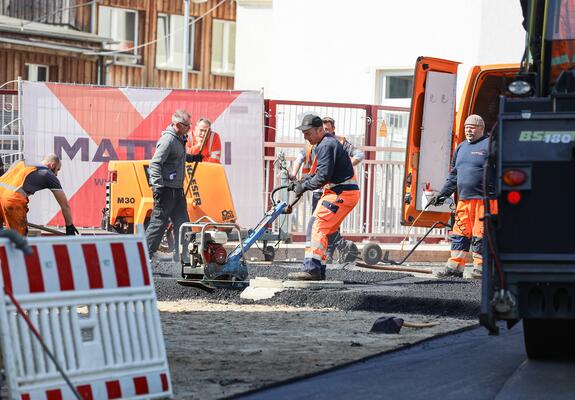 Die Wallstraße wird ab Februar nochmal für den Verkehr gesperrt. Grund sind planmäßige Bauarbeiten, um Medienkanäle unterhalb der Gleise zu verlegen. Die bewährten Umleitungen werden erneut eingerichtet. Ab November soll der Verkehr wieder fließen