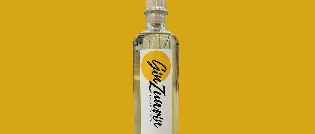 Mit einer Vision haben sich zwei Unternehmer aus Schwerin an ein neues Projekt getraut. Sie fragten sich: Wie schmeckt eigentlich ein Gin, der in einem eichernen Holzfass reifen darf, worin vorher der begehrte Ron Zuarin lagerte?