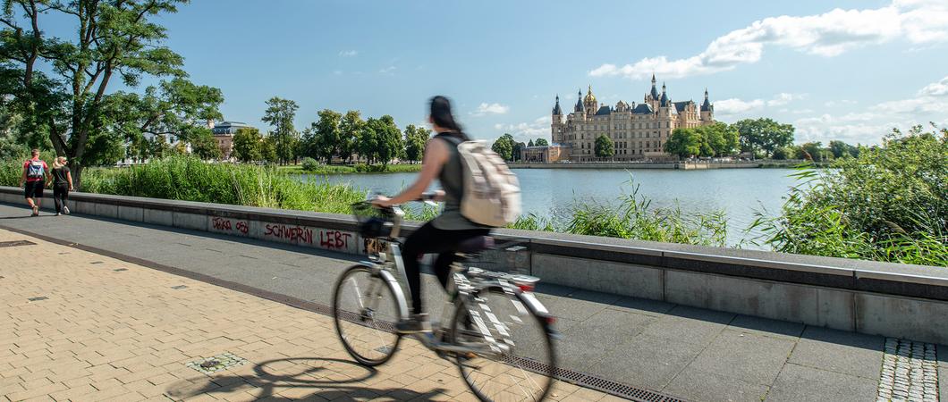 So schön wie hier am Ufer des Burgsees lässt es sich noch nicht überall in der Landeshauptstadt radeln