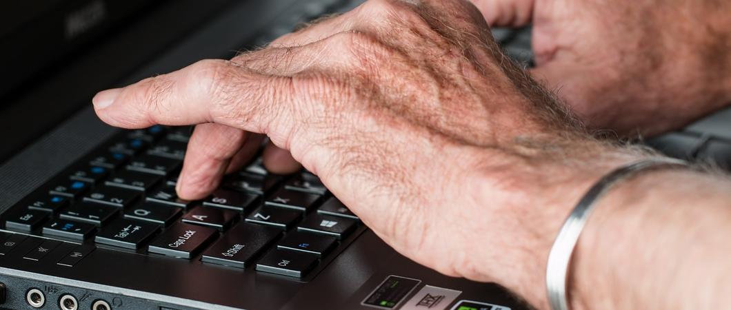 Immer mehr ältere Menschen bedienen sich digitaler Medien zur Alltagsorganisation, Kommunikation und Unterhaltung oder würden dies gerne tun. Oftmals scheuen sie sich jedoch, die neuen Technologien und medialen Angebote zu nutzen.