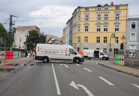 Das Schlossparkcenter erreichen Besucher dann vom Obotritenring über die Wittenburger Straße sowie vom Obotritenring über den Platz der OdF weiter über die Voßstraße und Wittenburger Straße.