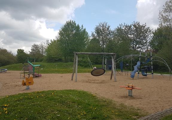 Nach der Kita oder am Wochenende mit Mama und Papa auf den Spielplatz gehen, gemeinsam mit Freunden klettern, rutschen und schaukeln – klingt nach jeder Menge Spaß.