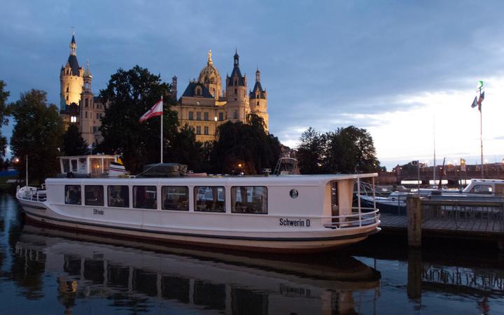 Weisse-Flotte-am-Alten-Garten-Abendstimmung c maxpress content 2