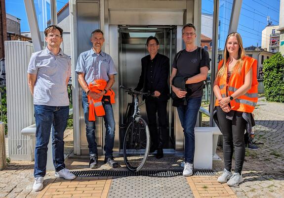 Am Montag gab Verkehrsdezernent Bernd Nottebaum die erneuerten Fahrstühle für die barrierefreie Nutzung der Fußgängerunterführung in der Lübecker Straße frei. Die beiden neuen Aufzüge sind 40 Zentimeter tiefer als ihre Vorgänger.