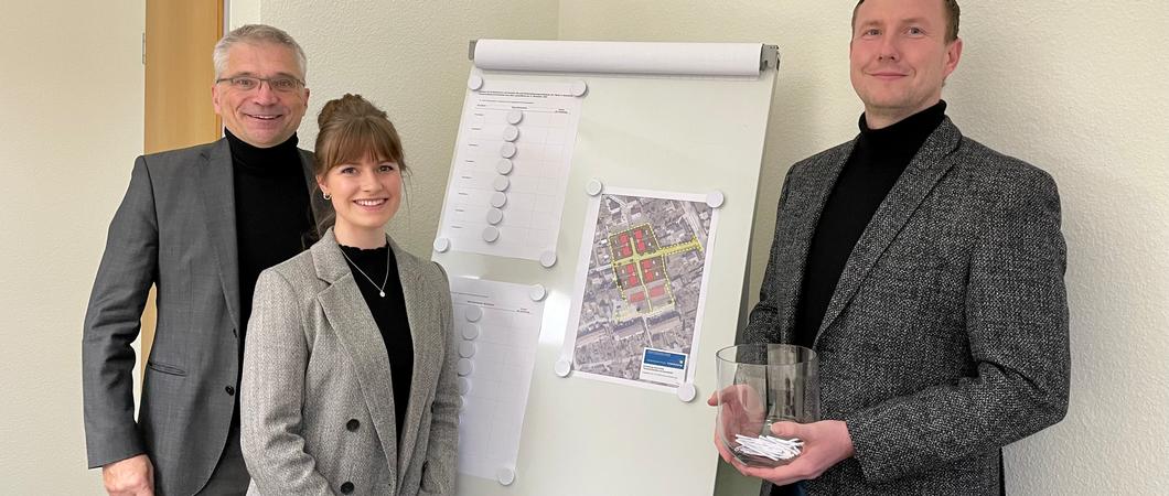 Ortsbeiratsvorsitzender Martin Frank zog die Lose im Beisein von Andreas Thiele und Cindy Rensch
