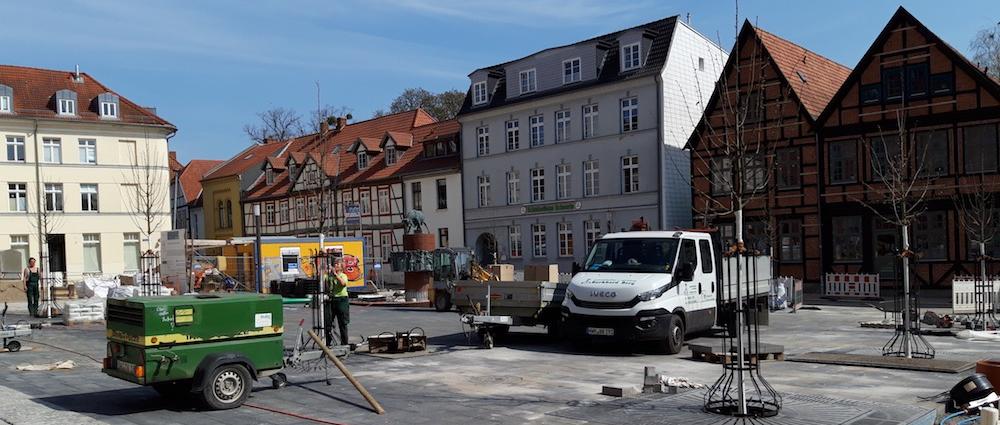 Bäume werden auf dem Schlachtermarkt gepflanzt