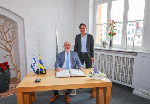 Der Botschafter betonte, dass er die Zusammenarbeit zwischen Israel und Mecklenburg-Vorpommern erweitern und vertiefen möchte sowie auch das wirtschaftliche und gesundheitliche Zusammenwirken von Schwerin und Israel intensivieren will.