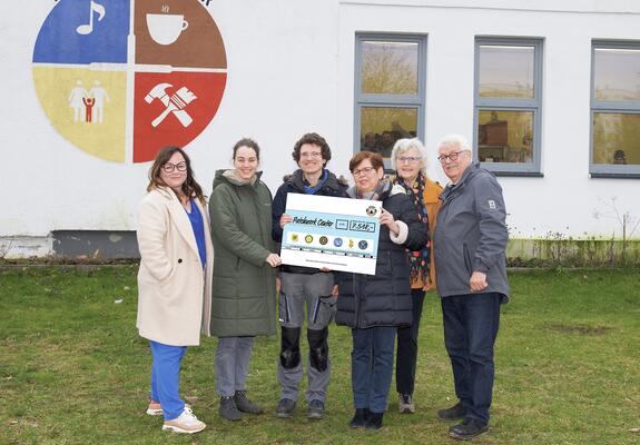 Die Leiter des Patchwork Centers, Anna-Leonie Holzmann und Theophil Mayer, freuen sich über die Spenden des Schweriner Serviceclubs, vertreten durch Babette Herrmann, Dagmar Miercke, Barbara Kawan und Jürgen Prestin | Foto: maxpress