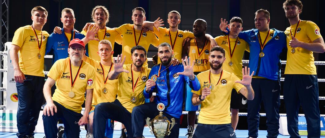 Welch ein leidenschaftliches Finale! Der BC Traktor Schwerin hat in der Box-Bundesliga den fünften deutschen Mannschaftsmeister-Titel in Serie erkämpft.