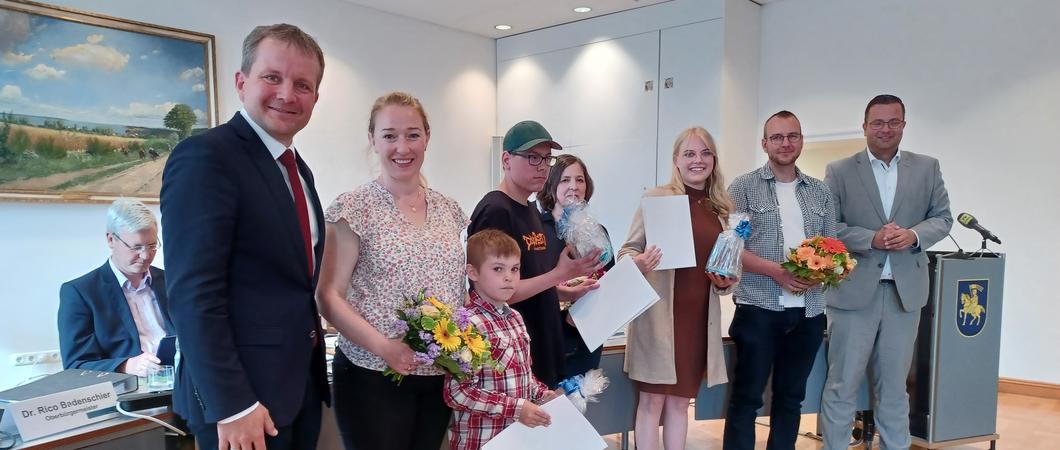 Schwerins Stadtpräsident Sebastian Ehlers und Oberbürgermeister Rico Badenschier haben drei Schüler aus der Landeshauptstadt im Rahmen der Stadtvertretersitzung als Preisträger beim 69. Europäischen Wettbewerb ausgezeichnet.