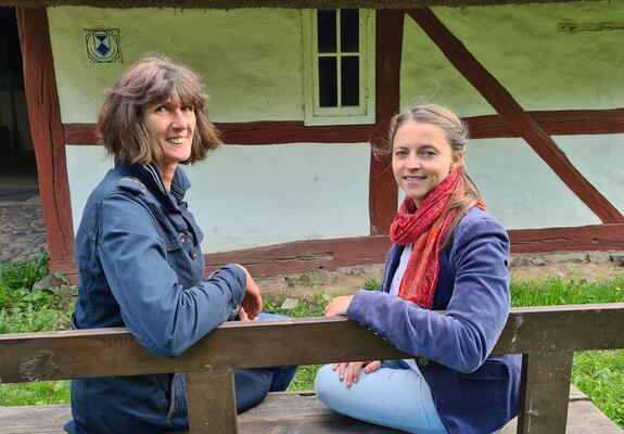 Melanie Kramer (r.) übernimmt die Leitung des Freilichtmuseums von Gesine Kröhnert, die weiterhin die vielseitige Sammlung betreut, Foto: Landeshauptstadt Schwerin