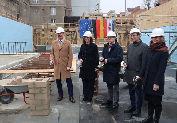 Nachdem im Sommer des vergangenen Jahres der Baubeginn für den Neubau des Justizzentrums am Demmlerplatz realisiert und mit schwerem Bauger die Baugrube ausgehoben und gesichert wurde, war jetzt die Grundsteinlegung für den ersten Bauabschnitt.