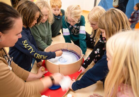 Beim Offenen Atelier im Frei-Zeit-Hort gab es neun kreative Stationen. Hier probierten sich die Kinder beim Farben schleudern, Foto: maxpress
