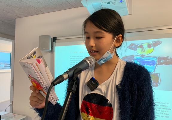 „Kannst du das auswendig?“, will Rubina von ihrer Freundin Marlene wissen, bevor es auf die Bühne geht. „Nö”, antwortet diese. Beide lachen, denn es macht ja auch nichts.
