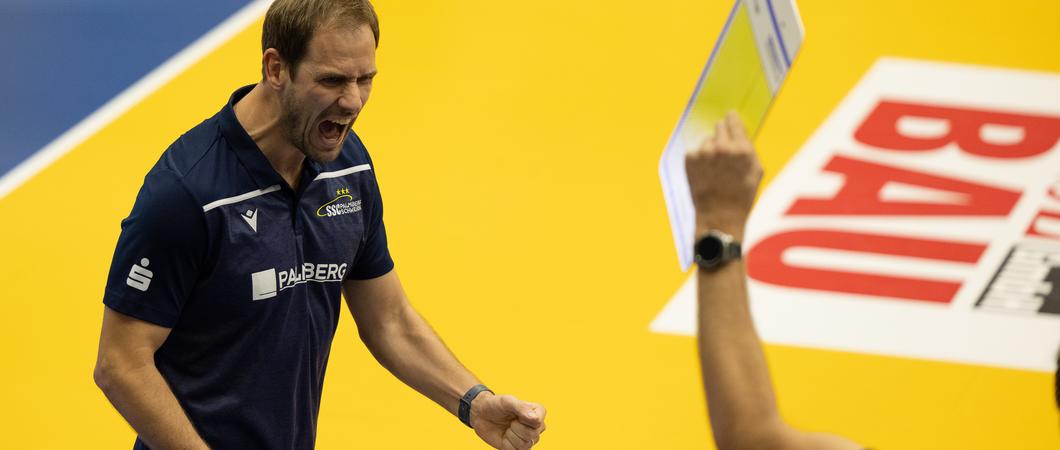 Nach sechs Jahren als Chef-Bundestrainer der deutschen Volleyball-Nationalmannschaft der Frauen verlässt Felix Koslowski den DVV zum Jahresende. Das „Nein“ zum Verband ist gleichzeitig ein „Ja“ zum SSC Palmberg Schwerin.