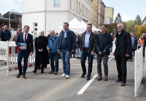 Seit heute ist eine der aufwendigsten Baustellen der Landeshauptstadt zum großen Teil abgeschlossen. Fast zwei Jahre wurde mit viel Ingenieurwissen und dem Fleiß der Bauleute die neue Verbindung zwischen Feld- und Altstadt geschaffen.
