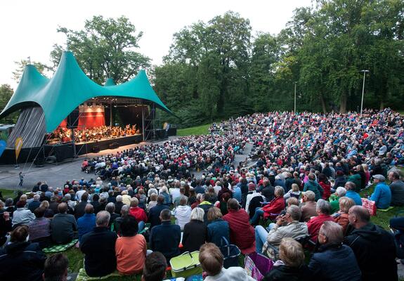 Das mitgebrachte Picknick mit Korb und Decke ist für viele Besucher:innen bei diesem Konzert ein Muss, Foto: Silke Winkler