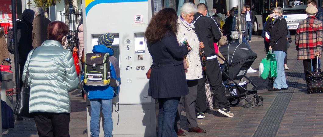 Ab 1. März 2022 können Schülerinnen und Schüler ab der Klassenstufen 7 Busse und Bahnen des Nahverkehrs kostenfrei nutzen.