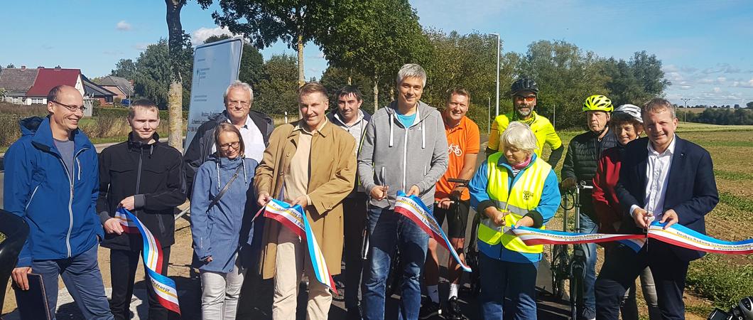 Nun ist der zweite Bauabschnitt vollendet: Heute wurde der 1,8 Kilometer lange Abschnitt von der Ortslage Klein Medewege bis zur Aubach-Brücke durch Oberbürgermeister Rico Badenschier offiziell für den Radverkehr freigegeben.