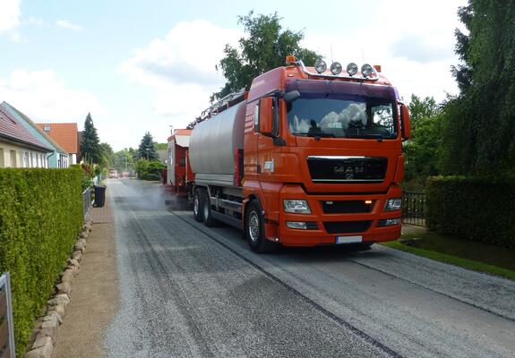 Fahrzeuge wie diese sind bei den Arbeiten des Reparaturzuges auf den Schweriner Straßen im Einsatz, Foto: SDS