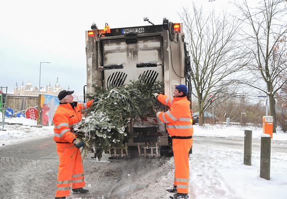 Noch stehen die festlich geschmückten Weihnachtsbäume in den Wohnungen und verschönen mit Lichterglanz die Zimmer. Doch bereites wenige Tage nach dem Fest beginnen die ersten Schwerinerinnen und Schweriner mit dem Abschmücken.