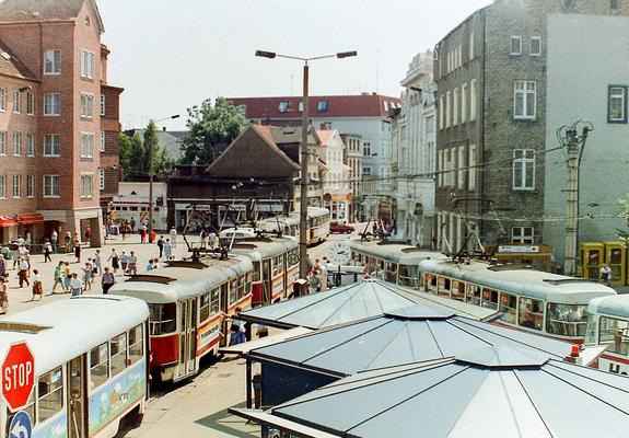 Mobile Reklame gehört in Schwerin seit jeher zum Stadtbild. Schon in ihren Anfangsjahren ab 1946 ratterten Straßenbahnen mit Werbung über die Schienen. Zu DDR-Zeiten setzten sie positive Signale für die in Schwerin produzierenden Kombinate.