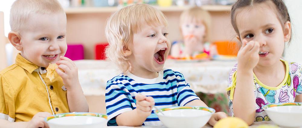 Dass Kinder bei Tisch selbst aussuchen können und gerne essen, weil‘s schmeckt – das möchte die Kita gGmbH erreichen
