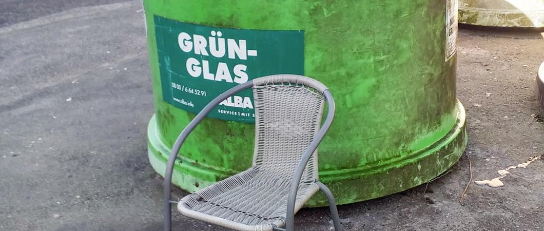 Nach dem Ende des Winters werden Häuser und Wohnungen frühlingsfein gemacht. Es wird auf- und ausgeräumt und Platz für neue Anschaffungen gesucht. Dabei müssen die gebrauchten Dinge weichen und entsorgt werden.