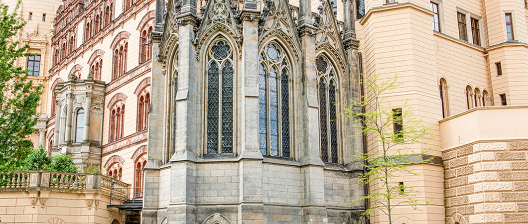 Zwei Vorgänger und einen Platzwechsel hat die heutige Schlosskirche vorzuweisen. Darüber hinaus erfand sie sich im Baustil und musikalisch immer wieder neu. Heute gehört die Schlosskirche dem Land Mecklenburg-Vorpommern.