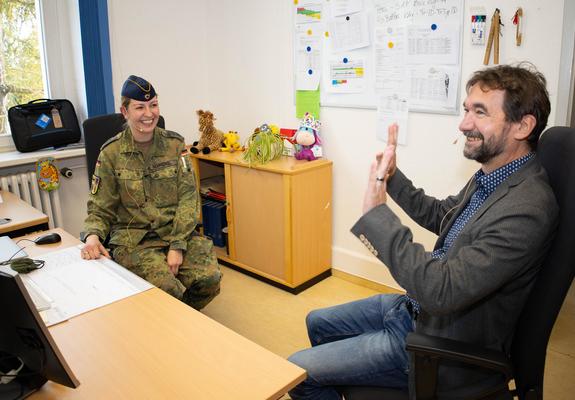 Thomas Blum plaudert mit Soldatin Kristina Schmölling