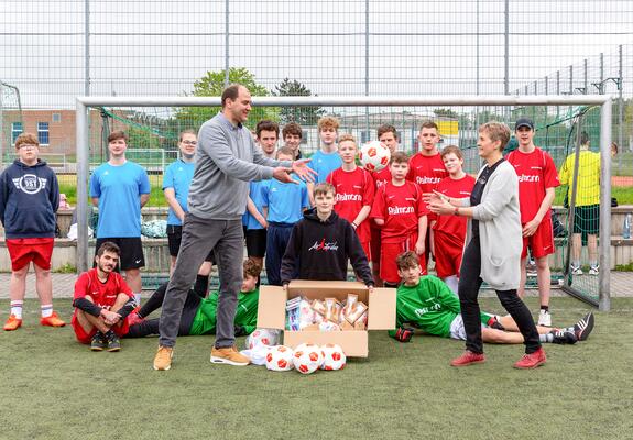 SAS übergibt Fußbälle an Team 1 des Förderzentrums Schwerin