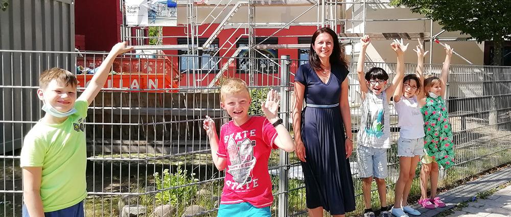 Das zweite Geschoss wächst zusehends. Das freut auch Astrid Brumme vom Internationalen Bund und ihre Hortkinder