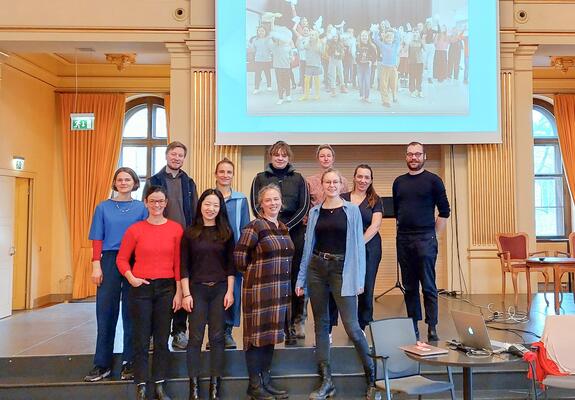 Am 5. März kommt die Uraufführung von „STOFF“ auf die Bühne des Staatstheaters (Probenfoto) und beschreitet damit neue und zugleich traditionelle Wege des Theaters im Sinne der Nachhaltigkeit.